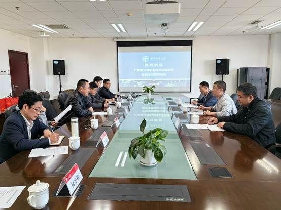 会议室里的人们 描述已自动生成