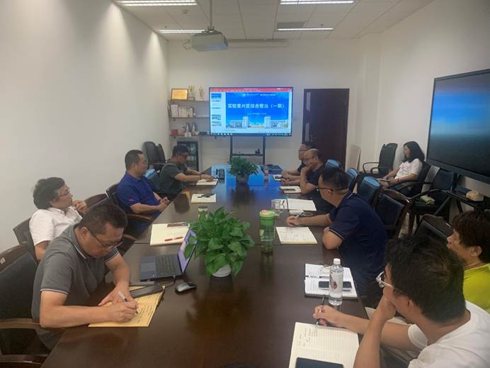 一群人在看电脑 AI 生成的内容可能不正确。